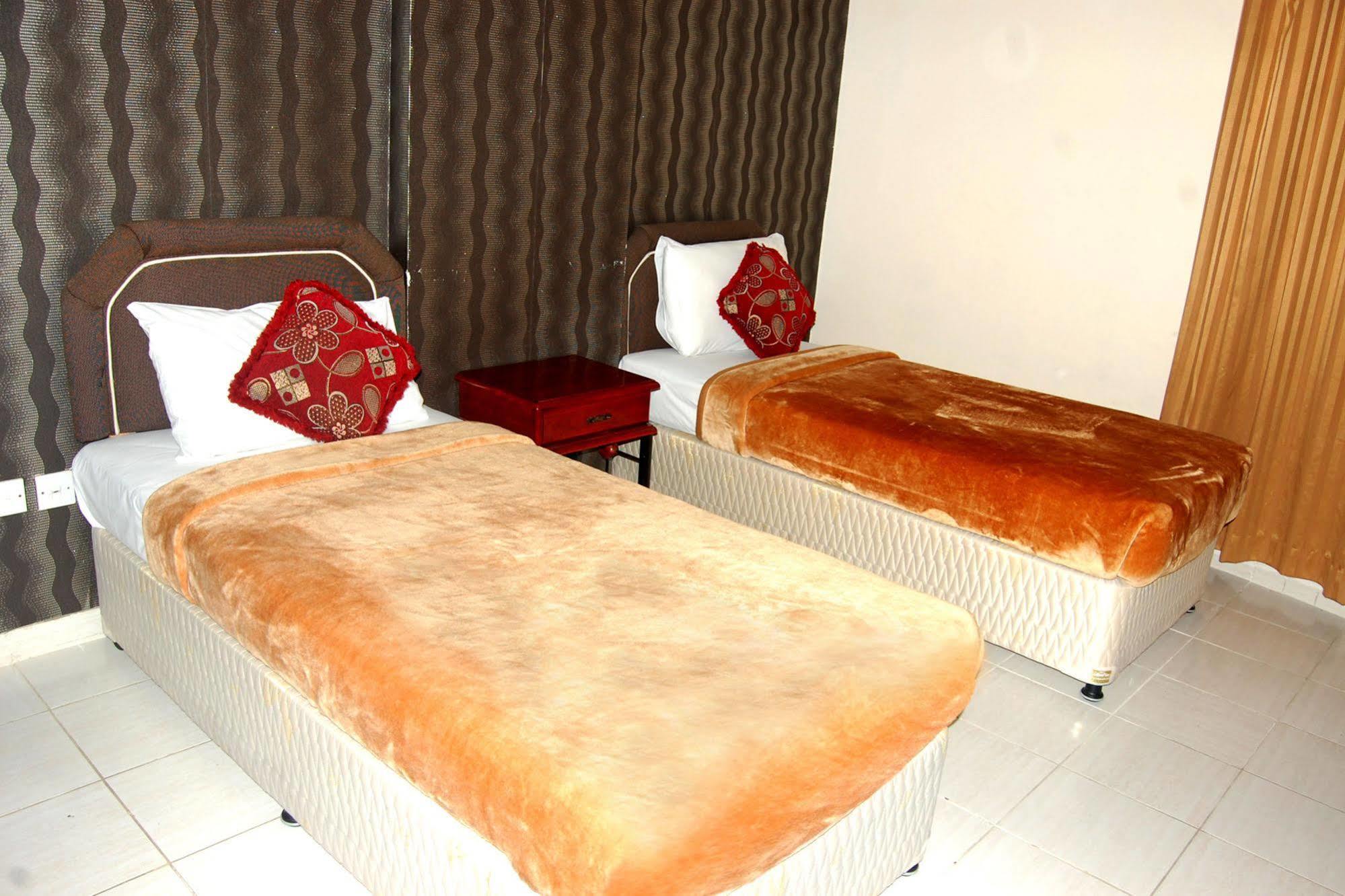 อัล เฟอร์ดัส โฮเต็ล อพาร์ตเมนต์ Hotel ชาร์จาห์ ภายนอก รูปภาพ