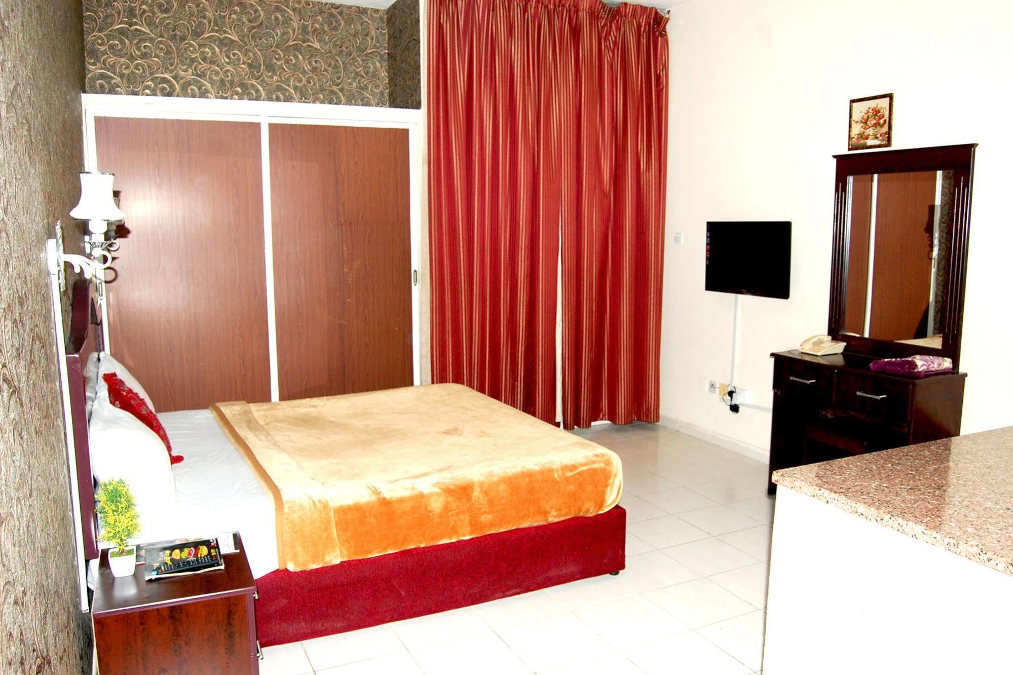 อัล เฟอร์ดัส โฮเต็ล อพาร์ตเมนต์ Hotel ชาร์จาห์ ภายนอก รูปภาพ