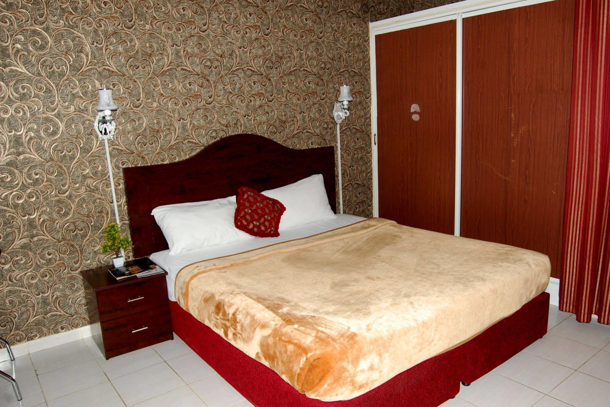 อัล เฟอร์ดัส โฮเต็ล อพาร์ตเมนต์ Hotel ชาร์จาห์ ภายนอก รูปภาพ